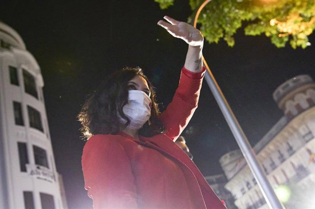 Archivo - La presidenta de la Comunidad de Madrid, Isabel Díaz Ayuso, saluda desde el balcón de la sede del partido para celebrar los primeros sondeos durante la jornada electoral, a 4 de mayo de 2021, en la Sede del Partido Popular, Madrid (España). 