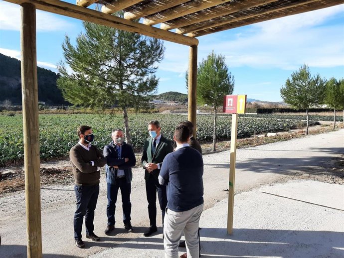 Visita del consejero de Presidencia, Turismo y Deportes a la vía verde del Noroeste, acompañado por el alcalde de Caravaca de la Cruz, José Francisco García, el concejal de Turismo, el director del Itrem y el responsable de la Red de Vías Verdes