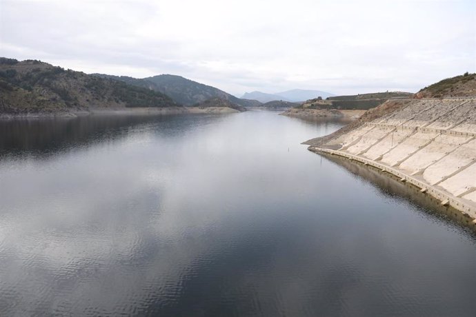 Embalse de El Atazar, a 20 de diciembre de 2021, en El Atazar, Madrid, (España).