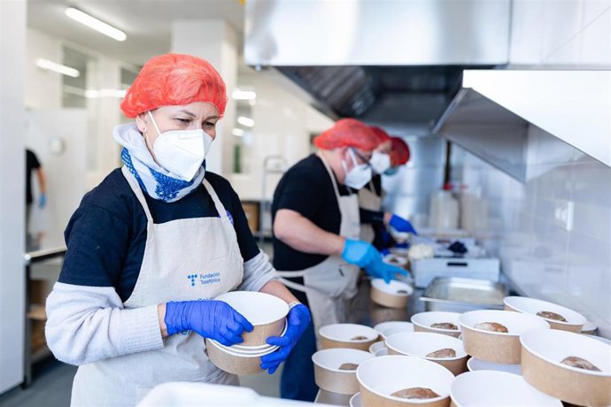 Voluntarios de Telefónica participan en la cocinatón para repartir cenas de Navidad en Nochebuena.