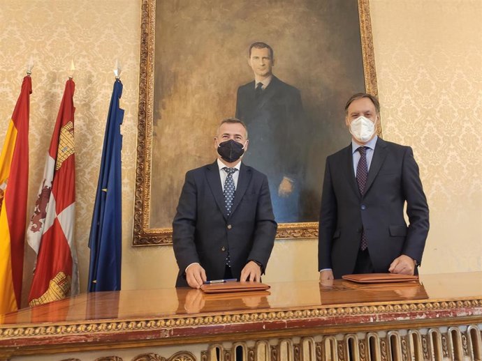 El presidente de la Fundación Caja Duero, José María de la Vega, y el alcalde de Salamanca, Carlos García Carbayo, tras firmar el acuerdo.