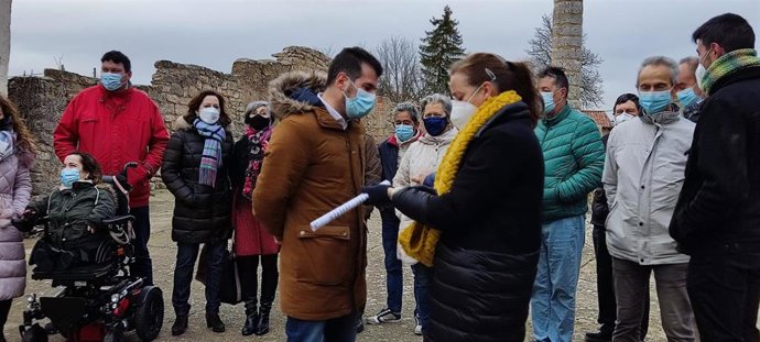 Tudanca con la alcaldesa de Barrio de Muñó (Burgos).