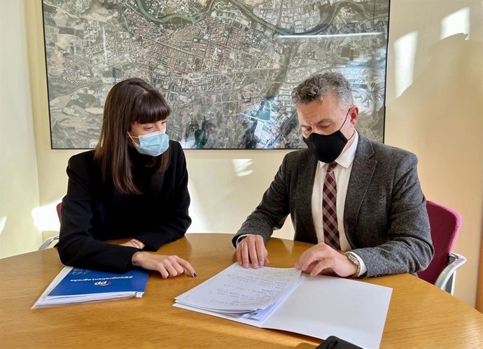 El portavoz 'popular', Conrado Escobar, y la concejala Patricia Lapeña