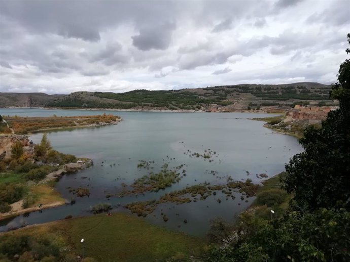 Archivo - Uno de los embalses de la Cuenca del Ebro.