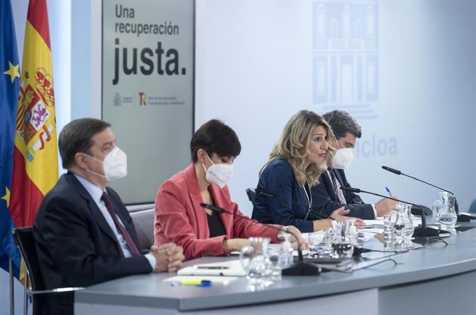 (I-D) El ministro de Agricultura, Pesca y Alimentación, Luis Planas; la ministra Portavoz, Isabel Rodríguez; la vicepresidenta segunda y ministra de Trabajo y Economía Social, Yolanda Díaz, y el ministro de Inclusión, Seguridad Social y Migraciones, Jos