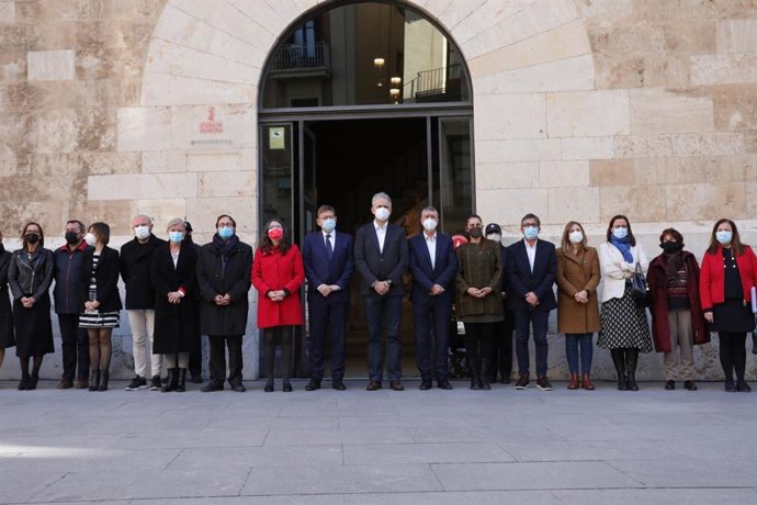 Minuto de silencio en el Palau por el asesinato de Elche