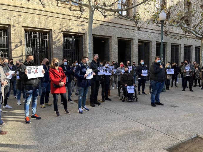 Concentración de los empresarios del sector del ocio nocturno frente al Pignatelli