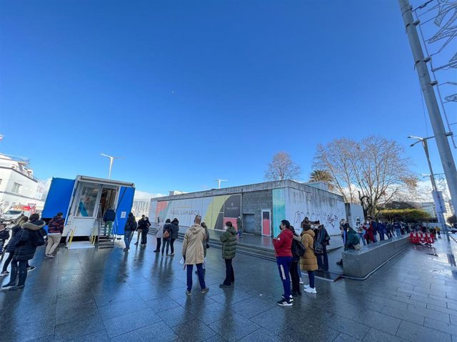 Varias personas hacen cola para hacerse PCR, en un punto móvil de PCR gratuitas en el Naútico de Vigo, a 23 de diciembre de 2021