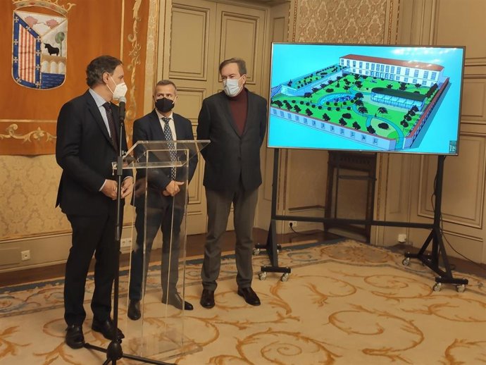 El alcalde de Salamanca, Carlos García Carbayo, el presidente de la Fundación Caja Duero, José María de la Vega, y el director del Museo Art Nouveau y Art Déco, Pedro Pérez Castro, de izquierda a derecha, en la presentación del proyecto de Las Adoratric