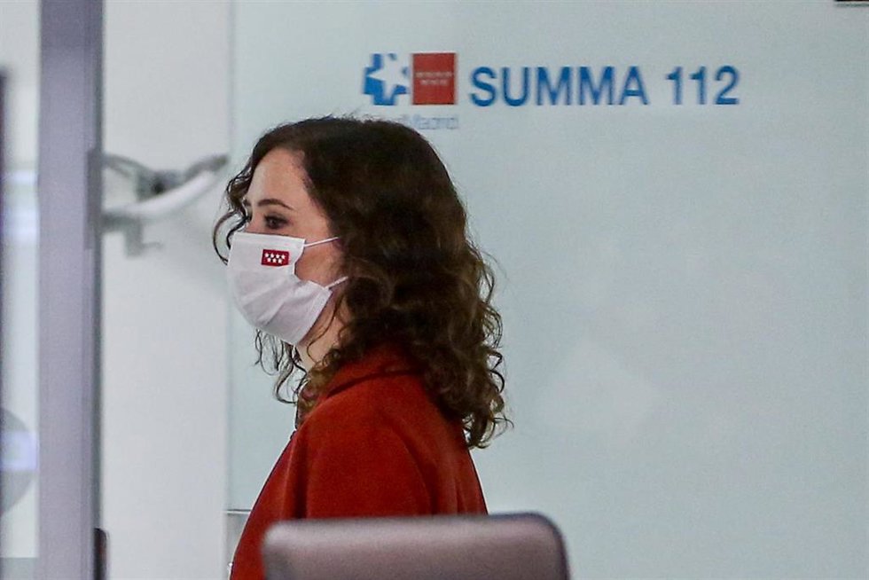 La presidenta de la Comunidad de Madrid, Isabel Díaz Ayuso, durante una visita a la Agencia de Seguridad y Emergencias de Madrid 112 (ASEM112), a 23 de diciembre de 2021, en Pozuelo de Alarcón, Madrid, (España). Su visita tiene como objetivo felicitar l