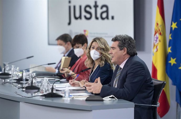 (I-D) El ministro de Agricultura, Pesca y Alimentación, Luis Planas; la ministra Portavoz, Isabel Rodríguez; la vicepresidenta segunda y ministra de Trabajo y Economía Social, Yolanda Díaz, y el ministro de Inclusión, Seguridad Social y Migraciones, Jos