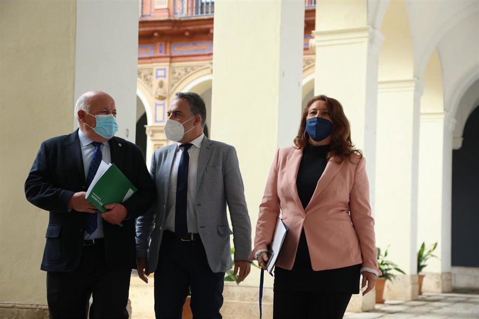 El consejero de Salud, Jesús Aguirre, tras el Consejo de Gobierno de este martes, último del año.