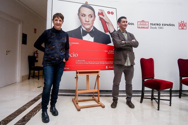 La actriz Blanca Portillo y el director Juan Mayorga posan en la presentación  'Silencio' en el Teatro Español, a 28 de diciembre de 2021, en Madrid (España)