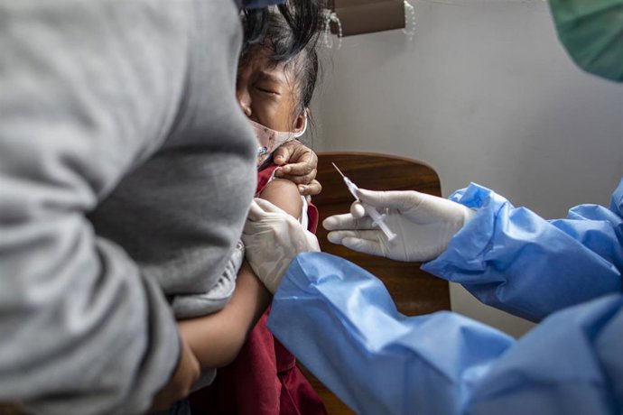 Una niña recibe la vacuna contra la COVID-19 en India. 