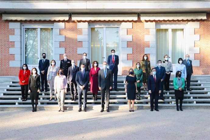 Archivo - El Rey junto al presidente del Gobierno, Pedro Sánchez, y el resto de miembros del Consejo de Seguridad Nacional