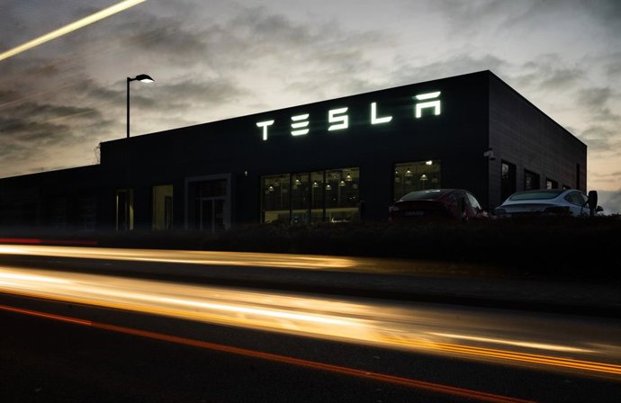 Archivo - 12 November 2021, Lower Saxony, Hanover: Cars drive past a dealership of the electric car manufacturer Tesla. Tesla's stock has gained about 50 per cent since the beginning of the year. Tesla is now worth more than a trillion dollars on the st