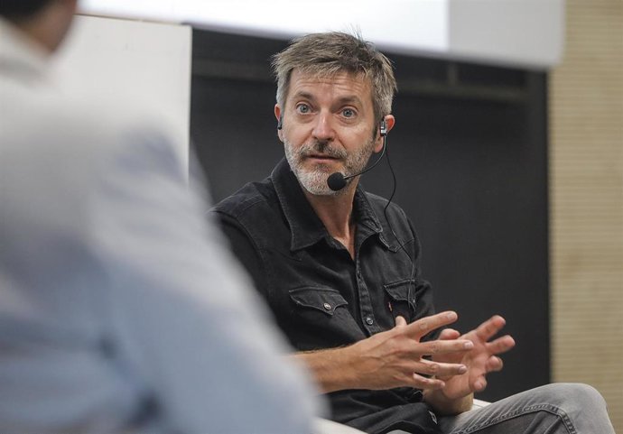 Archivo - El dibujante Paco Roca interviene en un diálogo al público para comentar su proceso creativo para adaptar el cómic El tesoro del cisne negro en serie La Fortuna, a 12 de noviembre de 2021, en Valencia, Comunidad Valenciana, (España). 