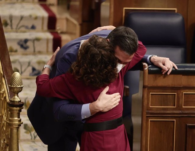 La ministra d'Hisenda, María Jesús Montero, s'abraça amb el president del Govern central, Pedro Sánchez, en la sessió plenària al Congrés 