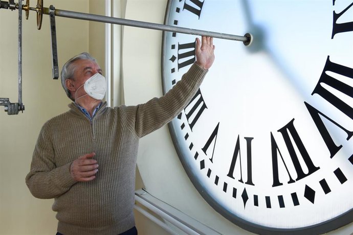 El relojero de la Puerta del Sol, Jesús LópezTerradas, posa con el reloj, que lo están preparando para dar las campanadas del próximo 31 de diciembre, en la Puerta del Sol, a 13 de diciembre de 2021, en Madrid, (España). Madrid ultima los preparativos 