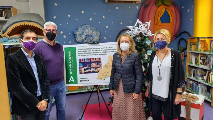 Macarena O'Neill y Eloísa Cabrera visitan la biblioteca de Huércal de Almería