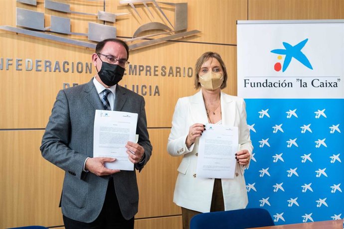 La directora territorial de Caixabank en Andalucía Occidental y Extremadura, María Jesús Catalá, y el presidente de la CEA, Javier González de Lara,  con el convenio para la tercera edición de 'Transformando Futuro'