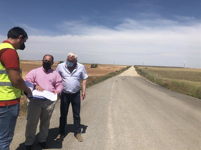 Visita del vicepresidente de la DPT, Alberto Izquierdo (centro) a la carretera de Vinaceite (Teuel)