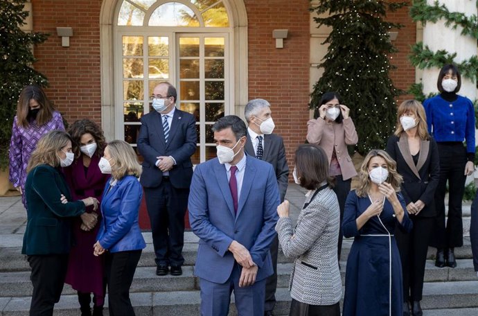 Miembros del Gobierno de coalición del PSOE y Unidas Podemos conversan antes de realizar la foto de familia tras la marcha del exministro de Universidades, Manuel Castells, en La Moncloa, a 28 de diciembre de 2021, en Madrid (España). 