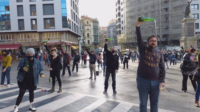 Archivo - Acción de protesta de hosteleros en la plaza del Marqués de Gijón por la falta de apoyos al sector ante las restricciones por las medidas COVID (Archivo)