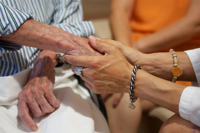 Archivo - Arxiu - Imatge de recurs d'assistncia a una persona gran