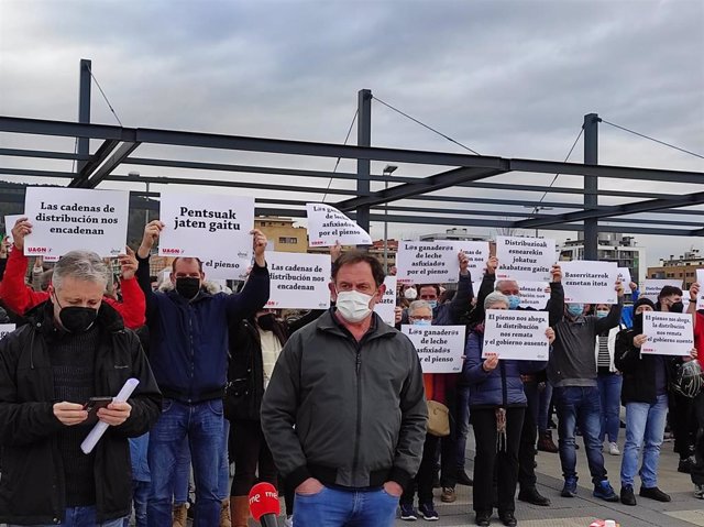 Ganaderos del sector lácteo se concentran en Pamplona para protestar porque están produciendo a pérdidas.