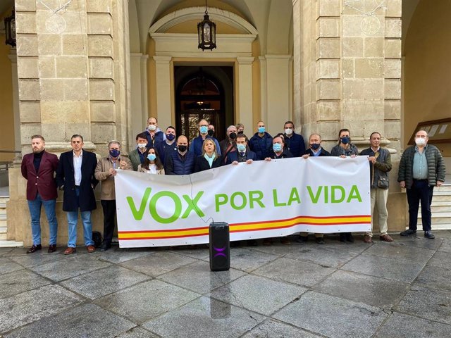 Acto "por la vida" de Vox ante el Ayuntamiento de Sevilla