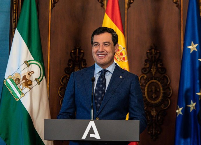 Archivo - El presidente de la Junta de Andalucía, Juanma Moreno, en la comparecencia después de reunirse  con el alcalde de Granada, Francisco Cuenca a 27 de septiembre del 2021 en el Palacio de San Telmo en Sevilla (Andalucía). El presidente de la Junt