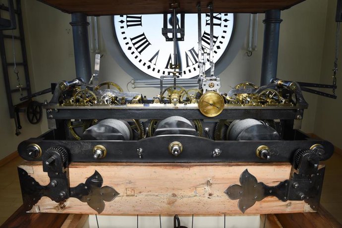 Interior del mecanismo del Reloj de la Puerta del Sol, que se prepara para dar las campanadas del próximo 31 de diciembre, en la Puerta del Sol, a 13 de diciembre de 2021, en Madrid, (España). Madrid ultima los preparativos para celebrar, en 18 días, la