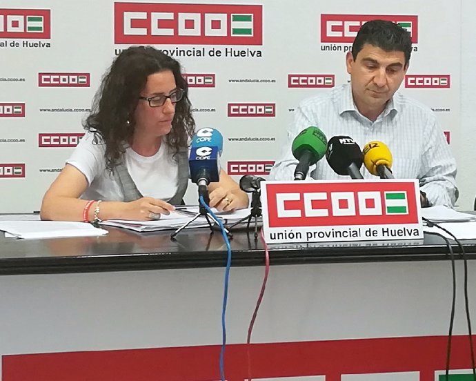 Archivo - Julia Perea, nueva secretaria general de CCOO en Huelva, junto a su predecesor Emilio Fernández. 