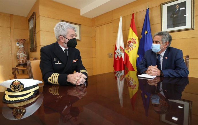 El presidente de Cantabria, Miguel Ángel Revilla, recibe al comandante naval de Santander, Carlos Bonaplata.