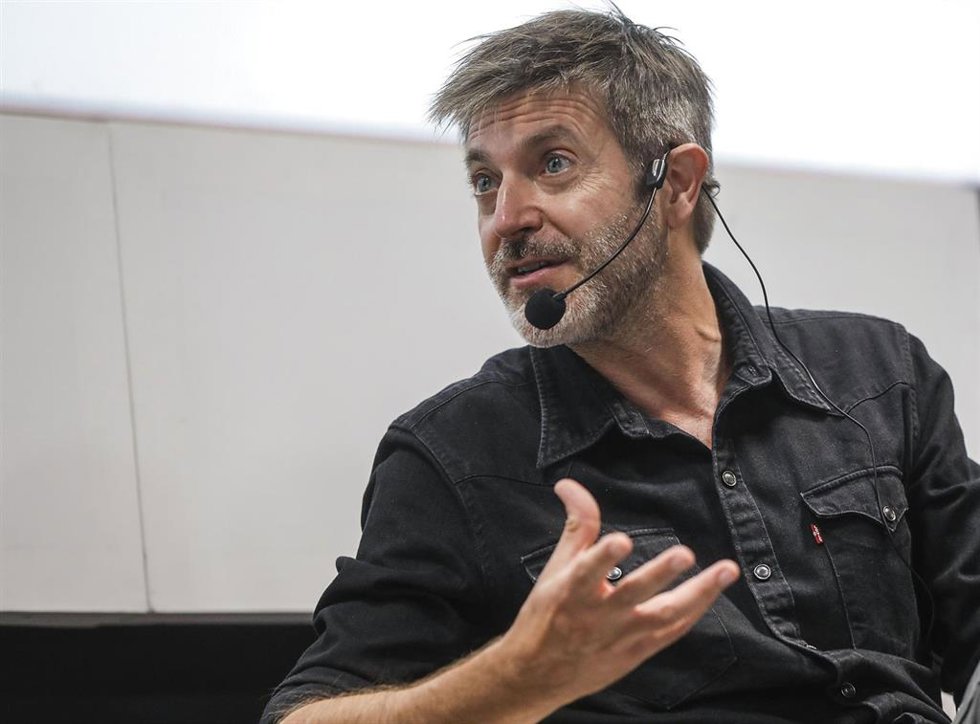 Archivo - El dibujante Paco Roca interviene en un diálogo al público para comentar su proceso creativo para adaptar el cómic El tesoro del cisne negro en serie La Fortuna, a 12 de noviembre de 2021, en Valencia, Comunidad Valenciana, (España). 