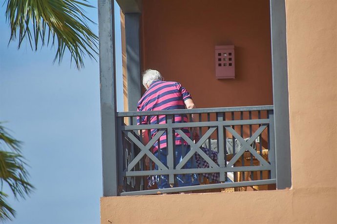 Archivo - Un turista aislado en un hotel.