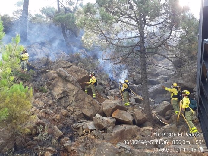 Archivo - Efectivos del Infoca trabajando en el incendio de Sierra Bermeja (Foto de archivo).