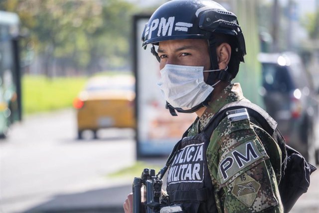 Archivo - Un agente de la Policía Militar de Colombia.