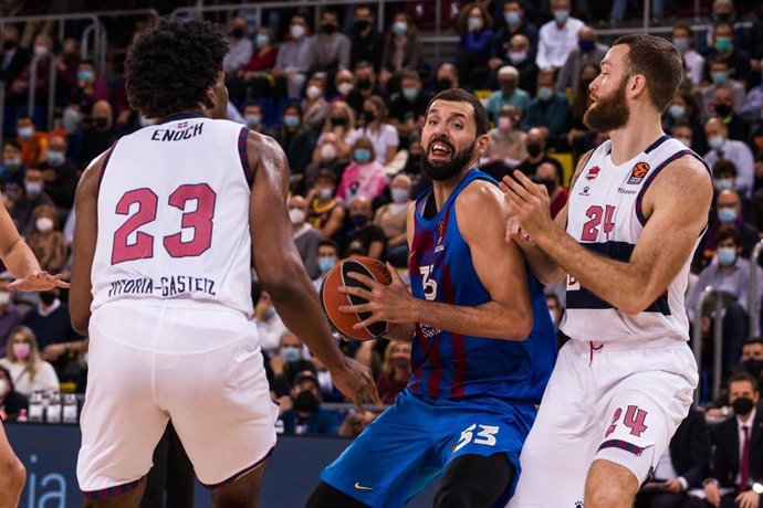 Archivo - Nikola Mirotic pugna con Matt Costello, jugador del Bitci Baskonia, en un partido de la Euroliga de esta temporada 2021-22 en el Palau Blaugrana.