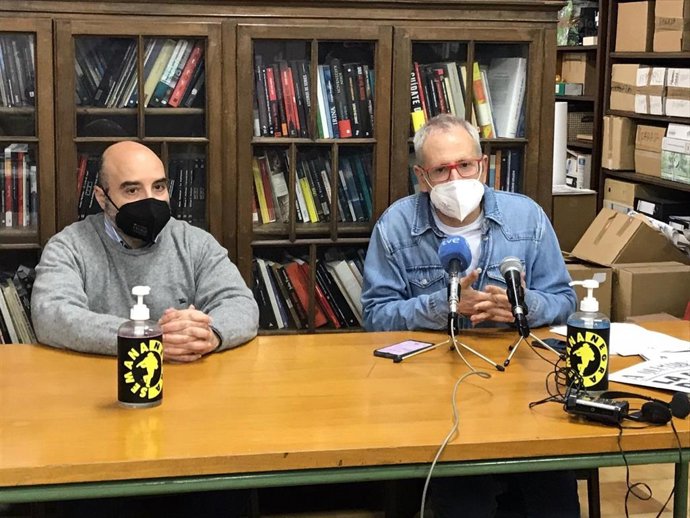 Archivo - Ángel de la Calle, director de la Semana Negra de Gijón (derecha), y el concejal de Promoción Económica y Turismo, Santos Tejón, en la presentación de la trigésima cuarta edición del festival