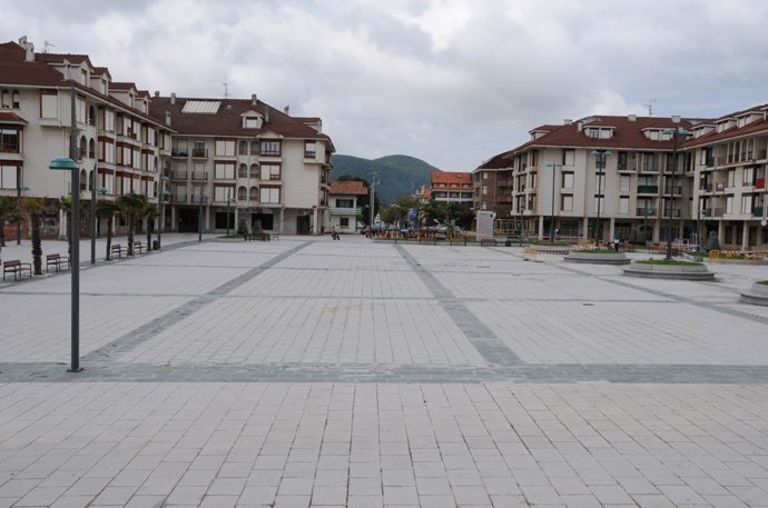 Archivo - Noja.- Los niños de la villa pueden dejar sus cartas a Papá Noel en el buzón de la Plaza de la Villa 