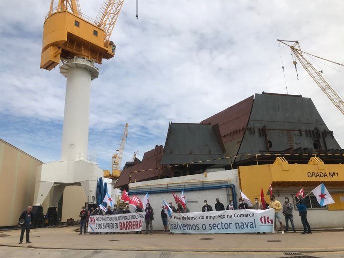 Responsables de la CIG en Vigo realizan un acto simbólico de "ocupación" de las instalaciones de Barreras, para reclamar la intervención pública del astillero e implicación política para salvar el sector naval.