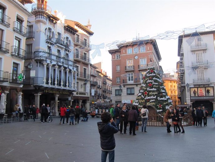 Archivo - Navidad en la plaza del Torico en Teruel, decoración navideña, árbol