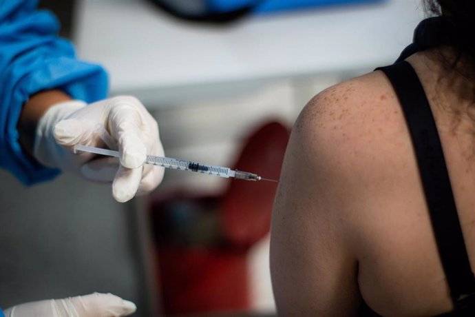 Archivo - Una mujer recibe la vacuna contra la COVID-19 en Bogotá, la capital de Colombia. 