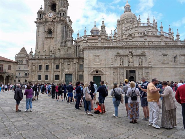 Archivo - Varias personas hacen cola para entrar a la Catedral de Santiago de Compostela