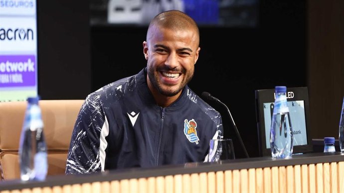 El nuevo jugador de la Real Sociedad Rafinha en rueda de prensa.