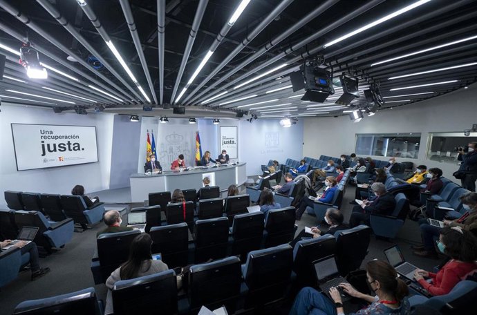 (I-D) El ministro de Agricultura, Pesca y Alimentación, Luis Planas; la ministra Portavoz, Isabel Rodríguez; la vicepresidenta segunda y ministra de Trabajo y Economía Social, Yolanda Díaz, y el ministro de Inclusión, Seguridad Social y Migraciones, Jos