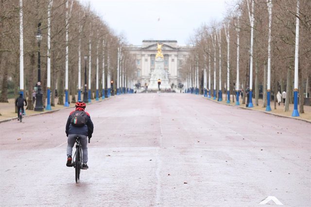 Un ciclista en Londres, la capital de Reino Unido, durante la pandemia de COVID-19. 