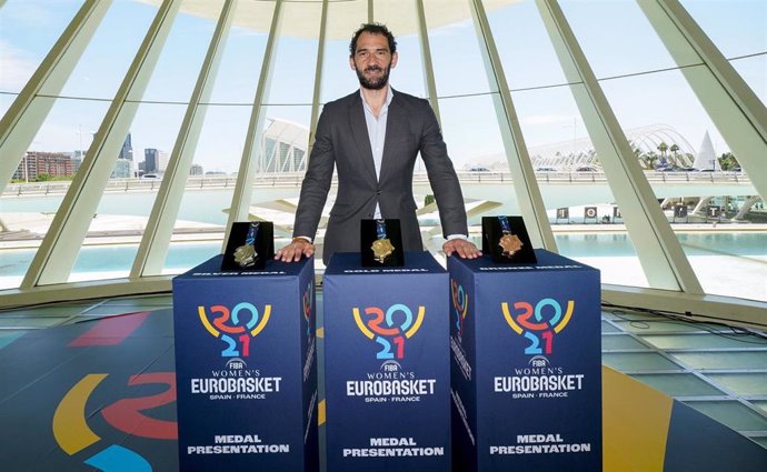 Archivo - El presidente de la Federación Española de Baloncesto (FEB), Jorge Garbajosa, posa con las medallas del EuroBasket femenino de Valencia 2021.